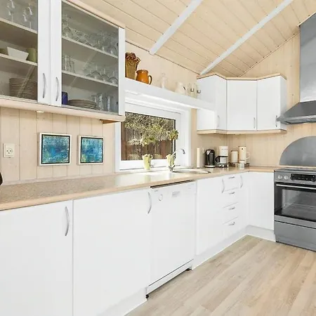 Magisk Havudsigt I Forste Raekke Ved Anslet Strand *